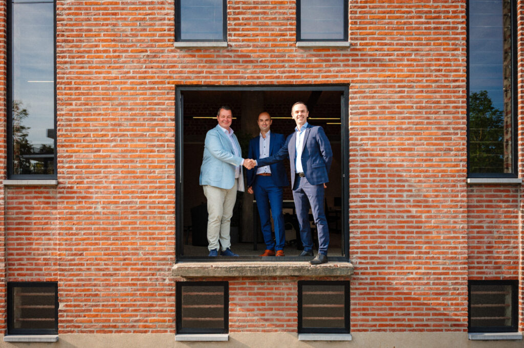 Peter Callant, Joris Erard en Bruno Erard schudden elkaar de hand naar aanleiding van een nieuwe samenwerking