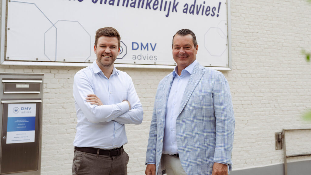 Bert Vanbesien (CFO) en Peter Callant (CEO) van Callant Insurance & Credits poseren voor de gevel van kantoor tijdens overname DMV Advies